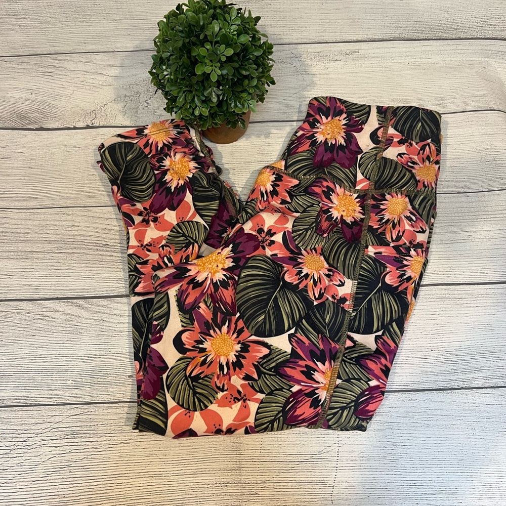 Super cute floral yoga pants - M